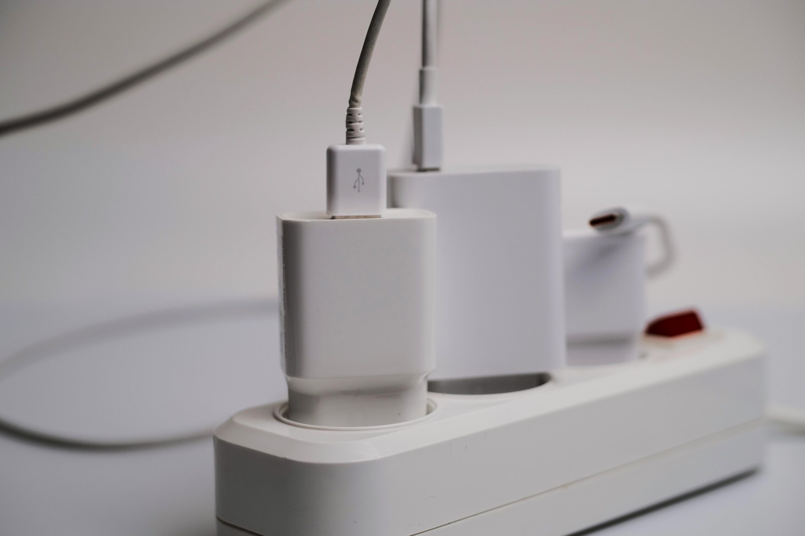 Caricabatterie unico: dal 28 aprile l’obbligo si estende ai laptop